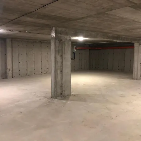 Luxury 2 Free Underground Parking Apartment